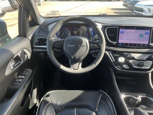 Used 2025 Chrysler Pacifica Limited FWD image 11