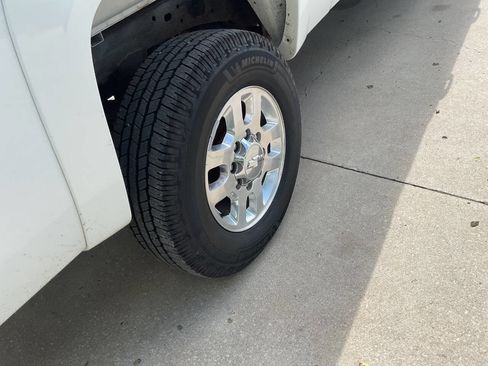 Used 2011 Chevrolet Silverado 2500 LT AWD/4WD image 2