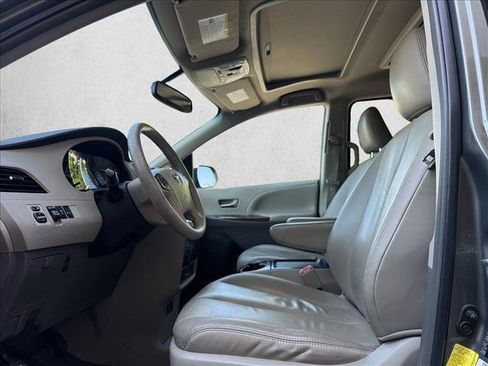 Used 2011 Toyota Sienna XLE w/ Premium Pkg FWD image 11