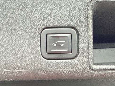 Used 2023 GMC Terrain SLT w/ Infotainment Package II FWD image 19