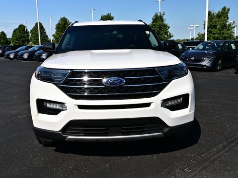 Used 2022 Ford Explorer XLT w/ Equipment Group 202A AWD/4WD image 3