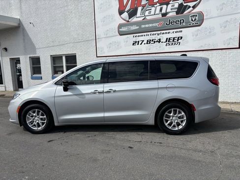 New 2026 Chrysler Pacifica Select image 5