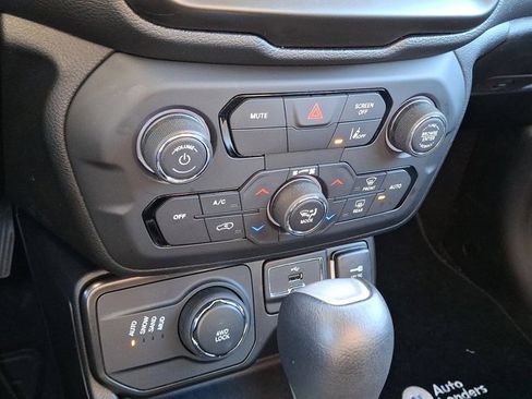 Certified 2022 Jeep Renegade Limited image 18