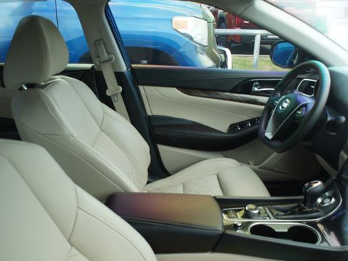 Used 2018 Nissan Maxima Platinum w/ Interior Lighting Package FWD image 4