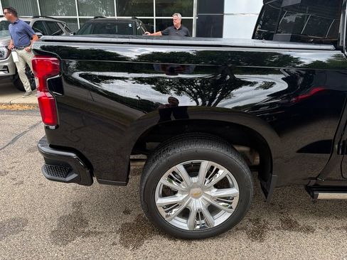 Used 2026 Chevrolet Silverado 1500 High Country w/ High Country Premium Package AWD/4WD image 8
