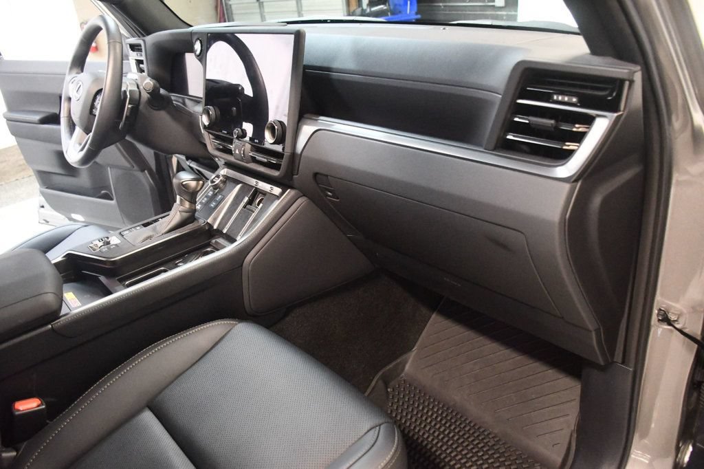 Used 2025 Lexus GX 550 w/ Accessory Package (CT) AWD/4WD image 27