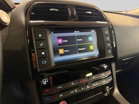Used 2017 Jaguar F-PACE Premium image 29