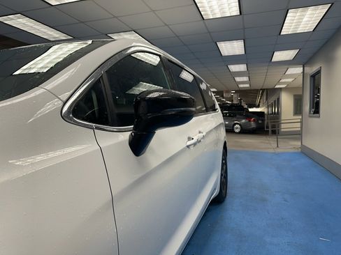 Used 2025 Chrysler Pacifica Select image 17