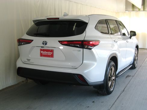 Used 2023 Toyota Highlander Bronze Edition image 7