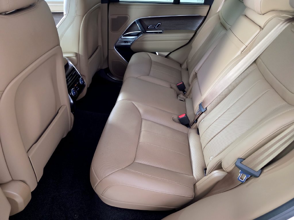 Used 2025 Land Rover Range Rover SE AWD/4WD image 14
