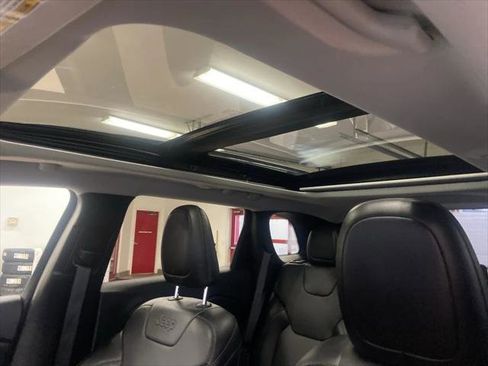 Certified 2022 Jeep Cherokee Latitude Lux w/ Sun & Sound Group image 8