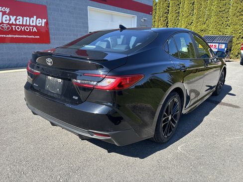 Used 2025 Toyota Camry SE image 3