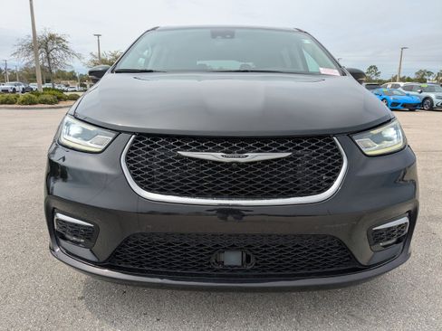 Used 2023 Chrysler Pacifica Touring-L image 2