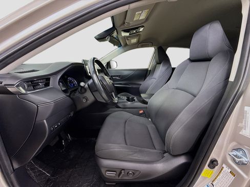 Used 2022 Toyota Venza LE image 20