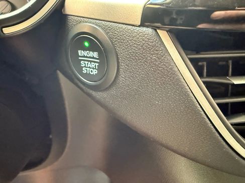 Used 2020 Ford Escape SE image 22