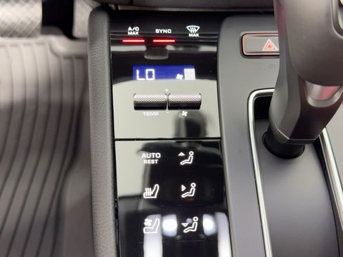 Used 2026 Porsche Macan AWD/4WD image 19