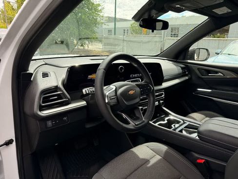 Used 2024 Chevrolet Traverse LT FWD image 2