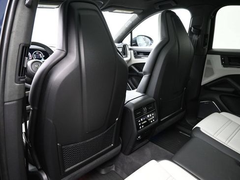 Certified 2025 Porsche Cayenne Turbo AWD/4WD image 8