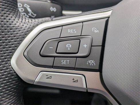 Certified 2022 Volkswagen Atlas SEL R-Line image 28