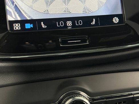 Used 2025 Volvo XC40 B5 Core AWD/4WD image 18