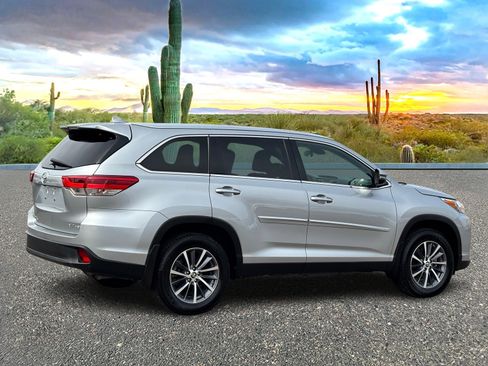 Used 2019 Toyota Highlander XLE w/ Carpet Mat Package (TMS) image 5