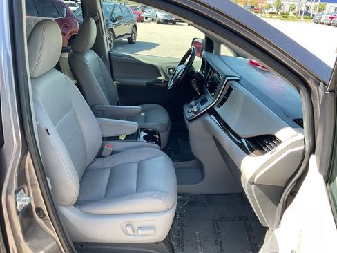 Used 2020 Toyota Sienna XLE Premium w/ Carpet Mat Package FWD image 47
