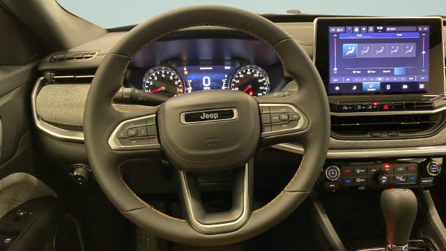 Used 2026 Jeep Compass Latitude AWD/4WD image 24