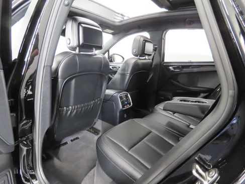 Certified 2025 Porsche Macan AWD/4WD image 45