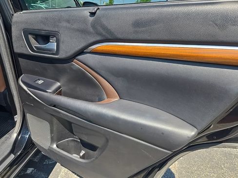 Used 2018 Toyota Highlander Limited Platinum AWD/4WD image 34