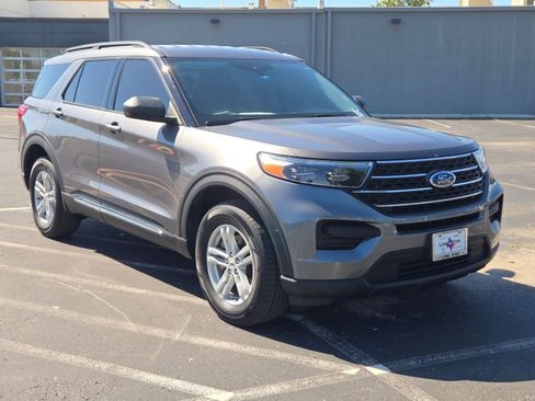 Used 2023 Ford Explorer XLT AWD/4WD image 7