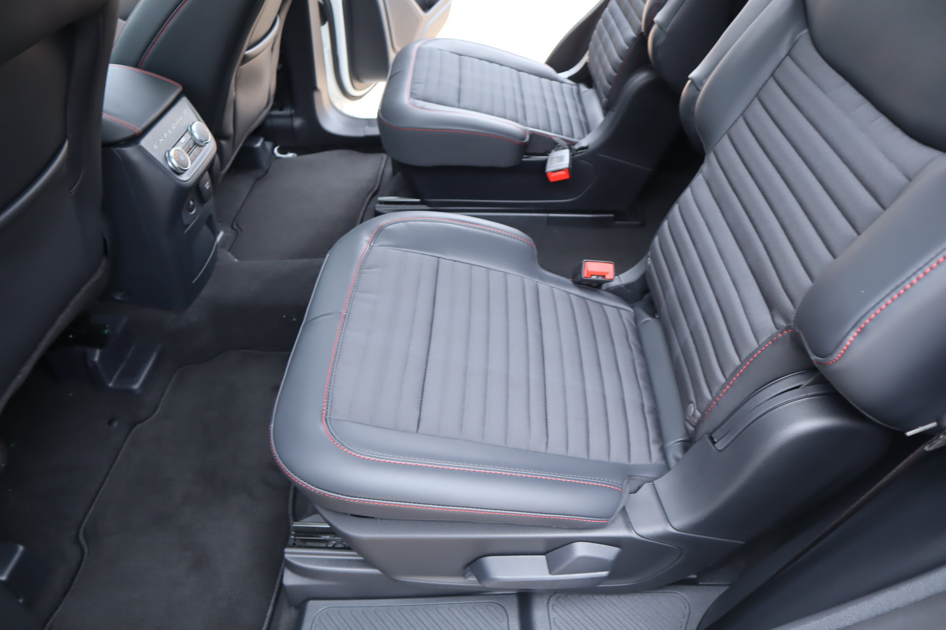 New 2026 Ford Explorer ST-Line w/ ST-Line Street Pack AWD/4WD image 14
