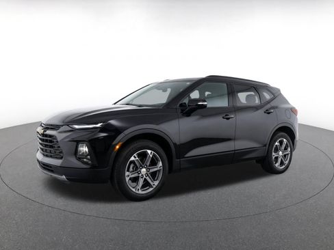 Used 2025 Chevrolet Blazer LT FWD image 3