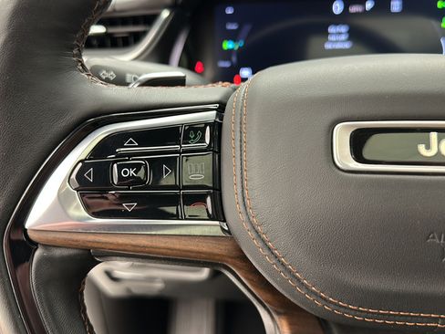 Used 2023 Jeep Grand Cherokee Summit AWD/4WD image 18