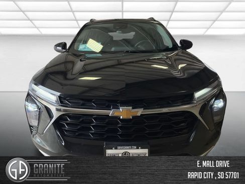 Used 2025 Chevrolet Trax LT FWD image 9