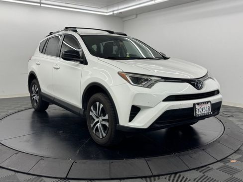 Used 2018 Toyota RAV4 LE AWD/4WD image 3