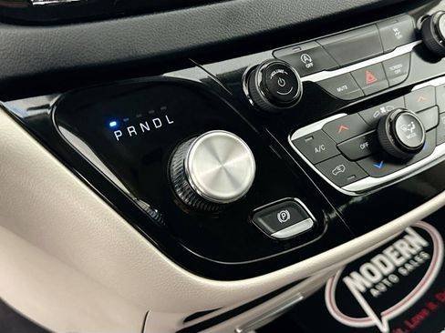 Used 2023 Chrysler Voyager LX image 28