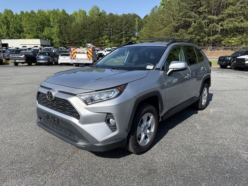 Used 2020 Toyota RAV4 XLE AWD/4WD image 3