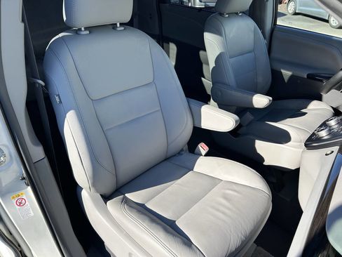 Used 2018 Toyota Sienna XLE Premium image 25