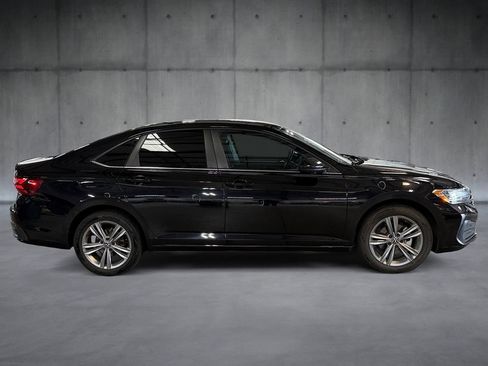 Used 2024 Volkswagen Jetta SE FWD image 6