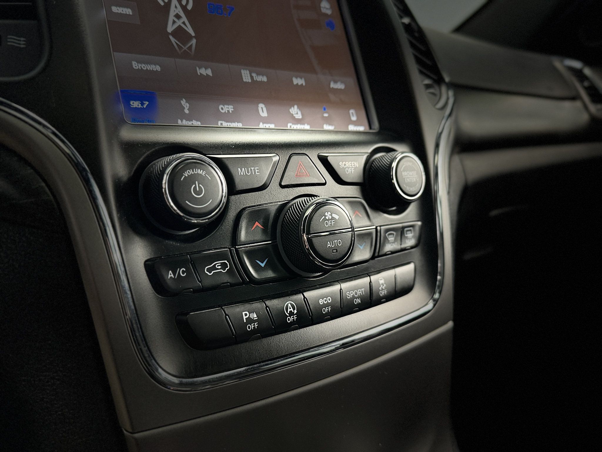 Used 2018 Jeep Grand Cherokee Altitude AWD/4WD image 24