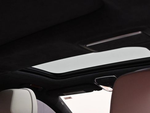 Used 2022 BMW ALPINA B7 xDrive w/ Luxury Rear Seating Package image 17