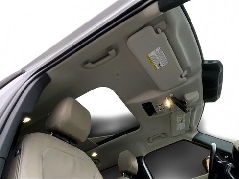 Used 2023 Land Rover Defender 110 SE image 26