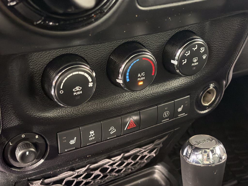 Used 2015 Jeep Wrangler Unlimited Sahara AWD/4WD image 21