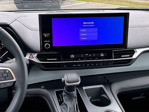 Used 2025 Toyota Sienna XLE image 9