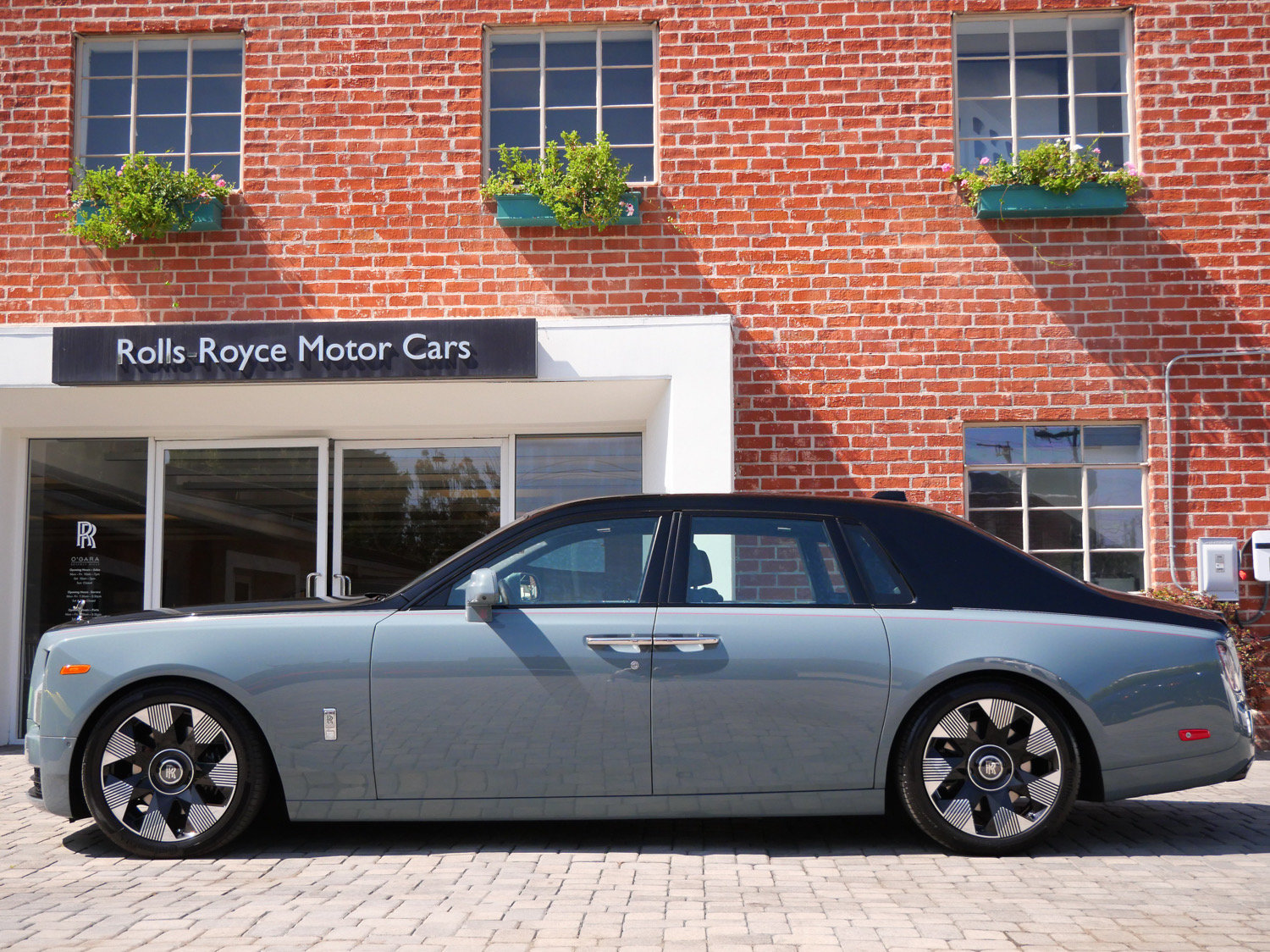 Certified 2023 Rolls-Royce Phantom Sedan RWD image 3
