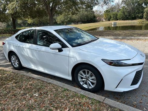 Used 2025 Toyota Camry LE image 7
