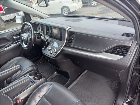 Used 2017 Toyota Sienna SE image 13