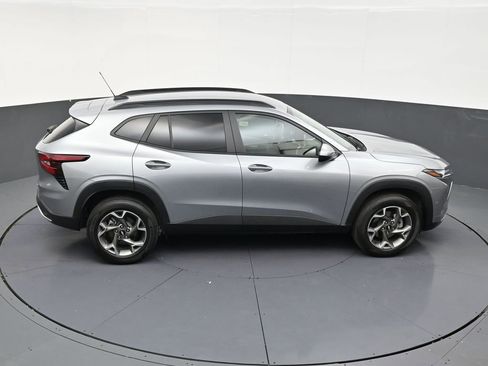 Used 2025 Chevrolet Trax LT FWD image 18