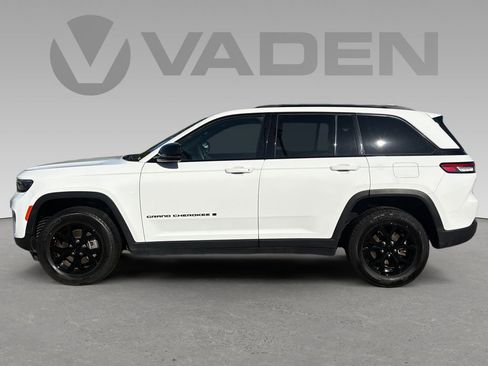 Used 2024 Jeep Grand Cherokee Altitude AWD/4WD image 6