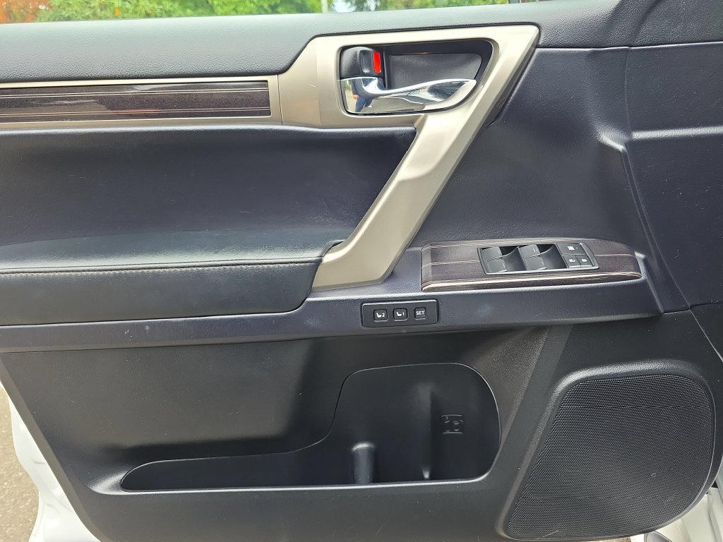 Used 2021 Lexus GX 460 Premium w/ Accessory Package AWD/4WD image 16